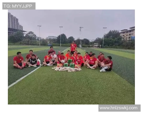 路人偶遇足球明星瞬间定格共同分享快乐时光的美好记忆